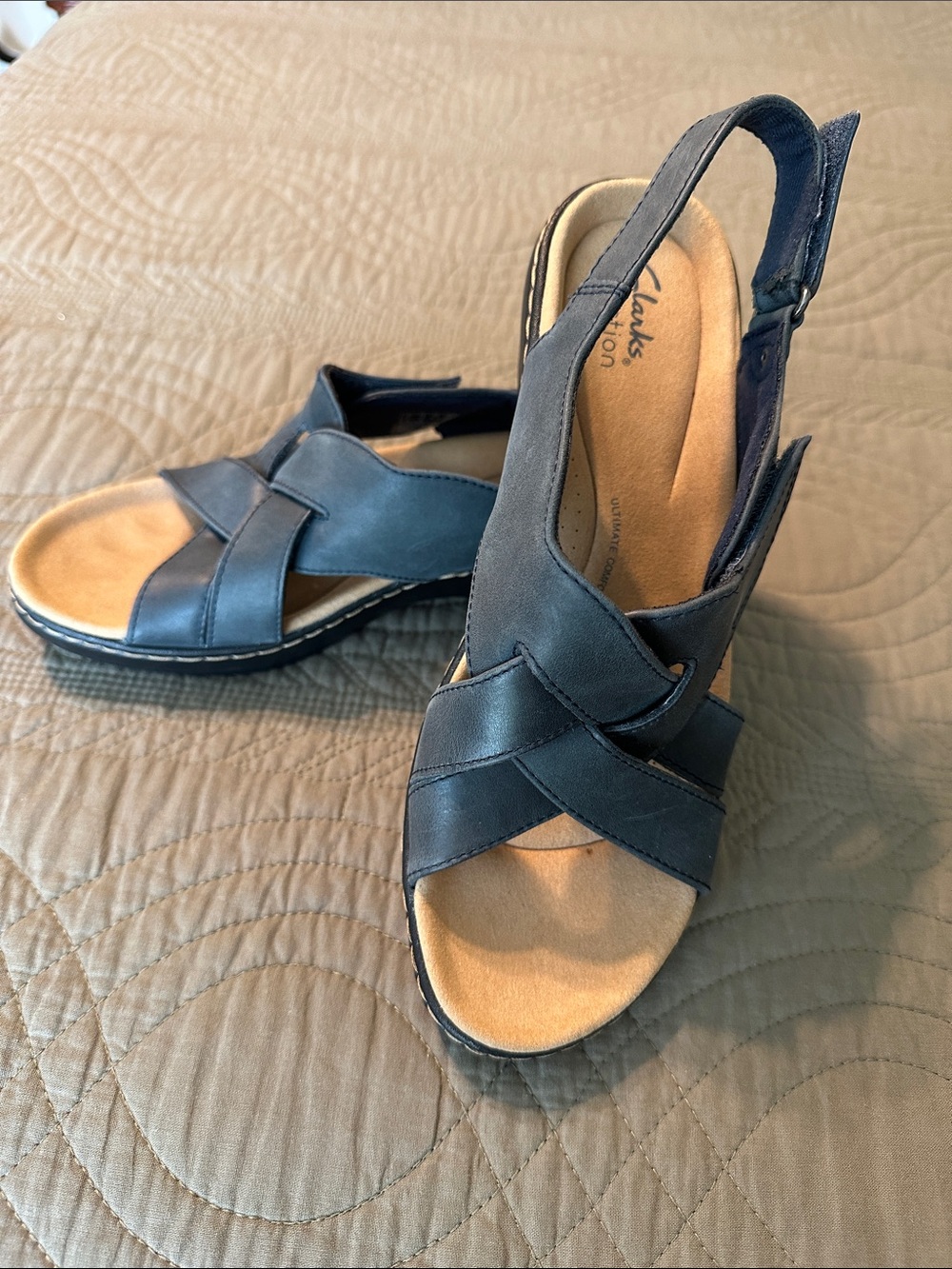Clarks Navy Leather Crossover Slingback Sandals nwot 10 narrow